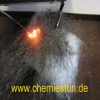 Bild: Feuer machen mit Eisenwolle und einer Batterie