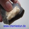 Bild: Feuer machen mit Feuerstein und Stahl